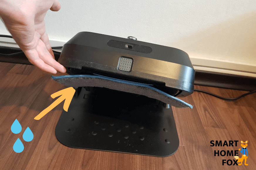 Der wasserabweisende Bodenuntersetzer für die Ladestation des iRobot Braava jet m6 ist in der Nahaufnahme zu sehen